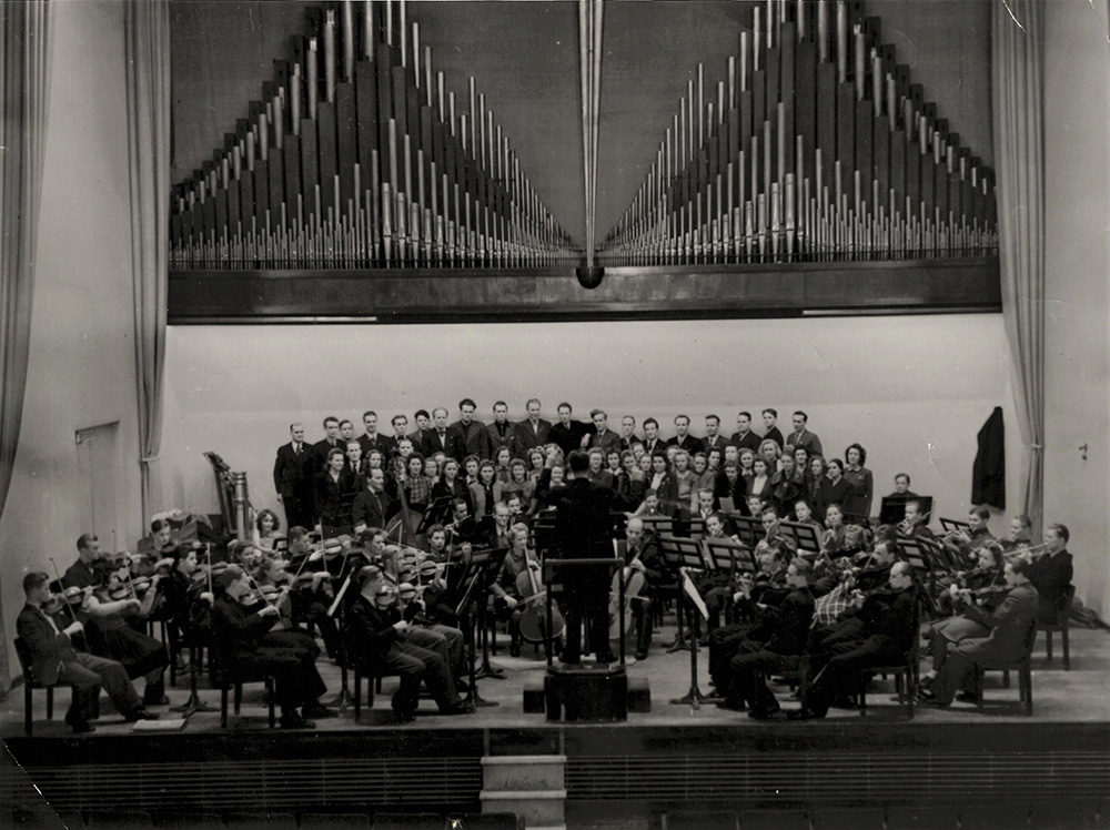 Pipverket från orgeln som byggts 1939 dominerade bakgrunden i konsertsalen ända tills det revs i början av 1990-talet. Studentorkestern och kören uppträder på en odaterad bild. 