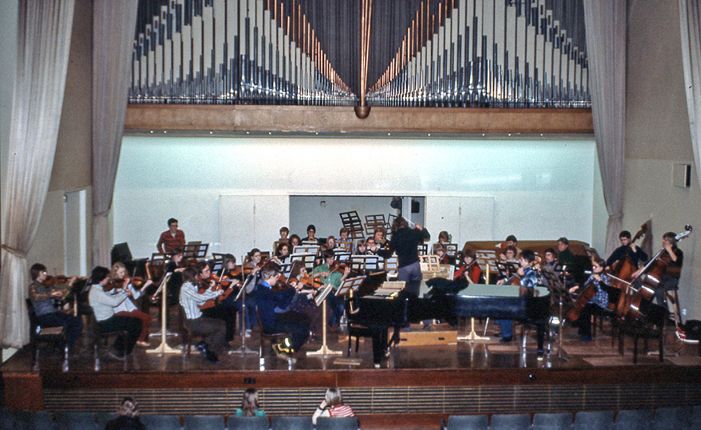 The Symphony Orchestra practises in the concert hall under the leadership of Ilpo Mansnerus in 1978.