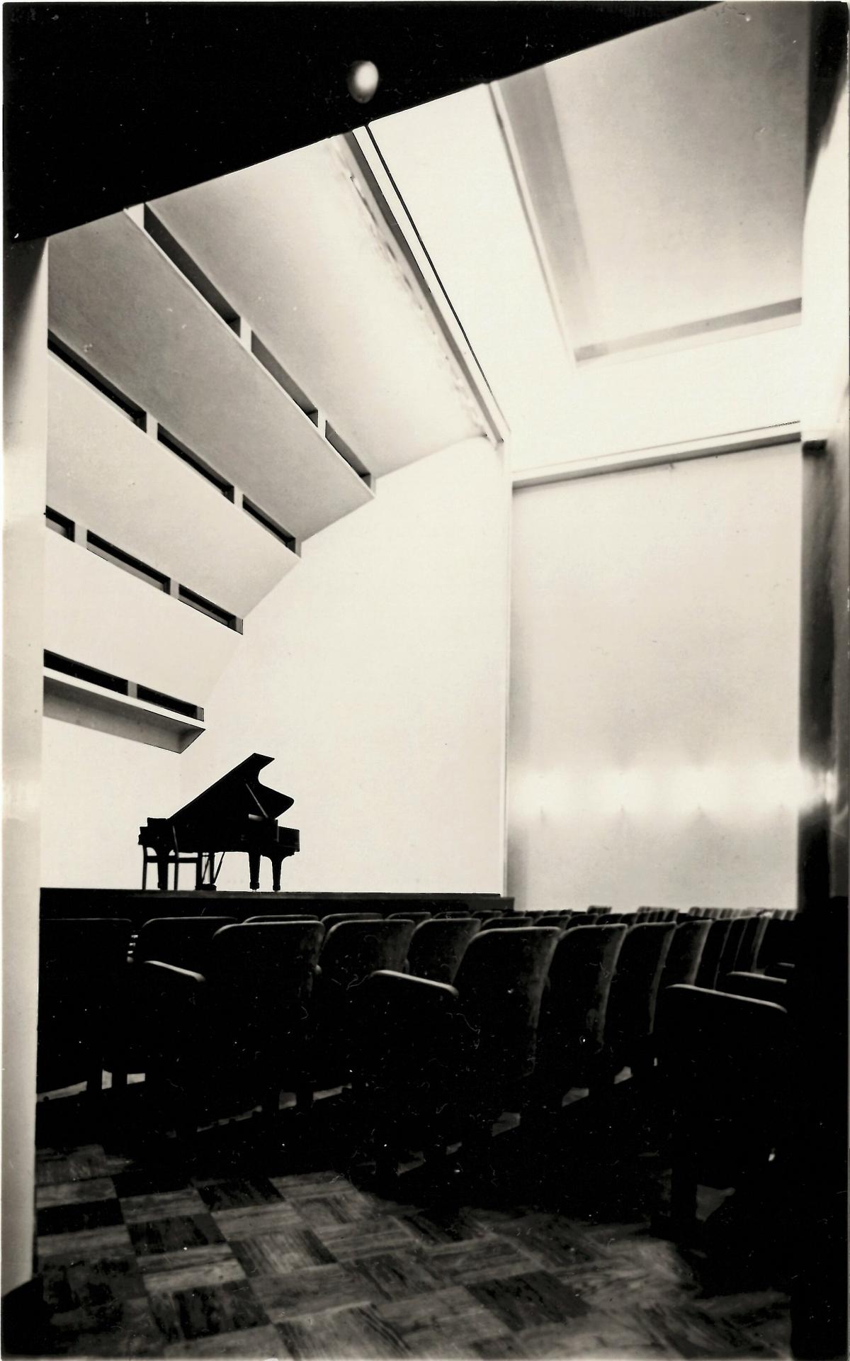 Scenen och den ursprungliga takkonstruktionen i konsertsalen