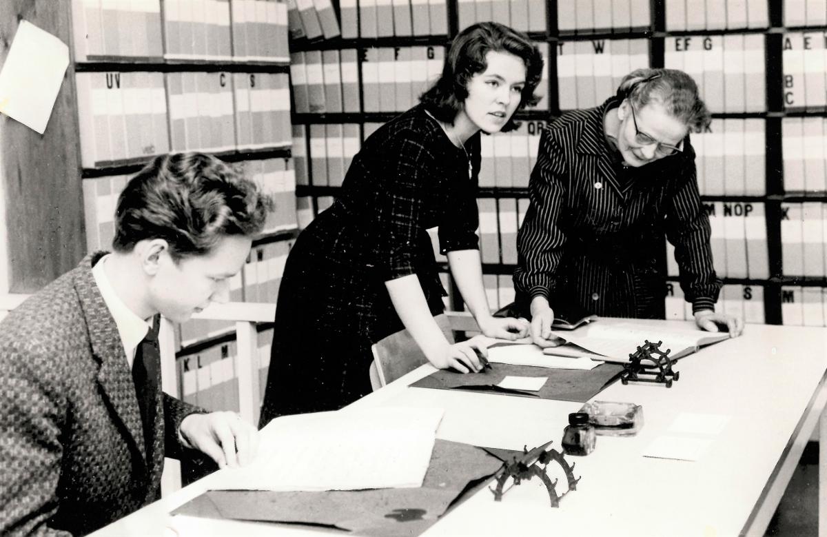 Sibelius Academy Library 1961. Librarian Helvi Leiviskä's company includes students Tuula Hirvenoja and Risto Hurskainen.