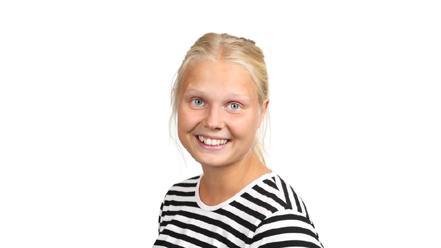 Maija Viipuri katsoo suoraan kameraan.