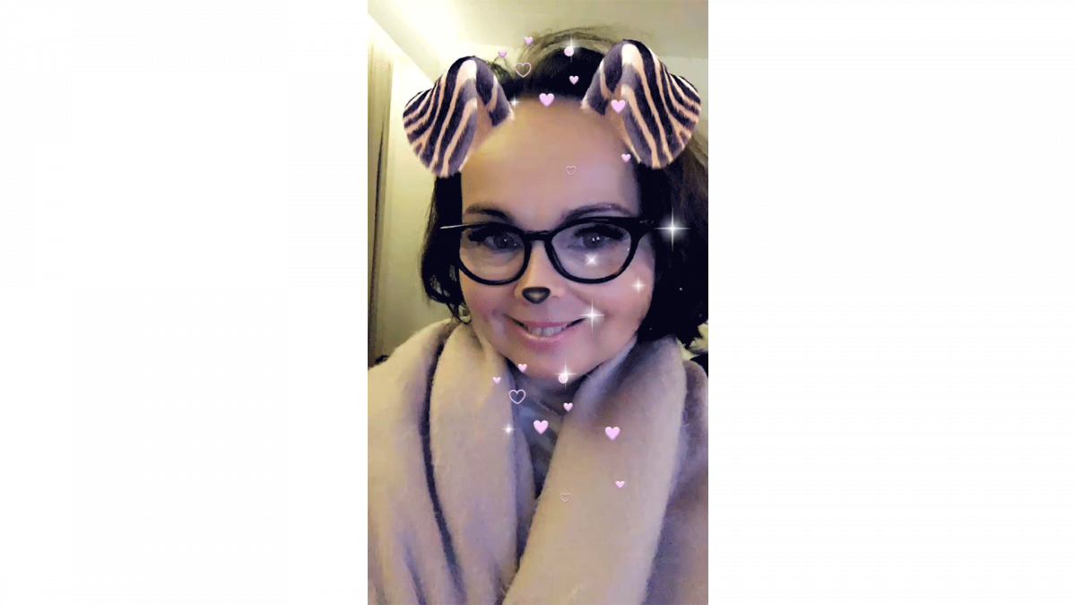 Mobiilisovelluksen kasvosuodattimella käsitelty selfiekuva Liisamaija Hautsalosta.
