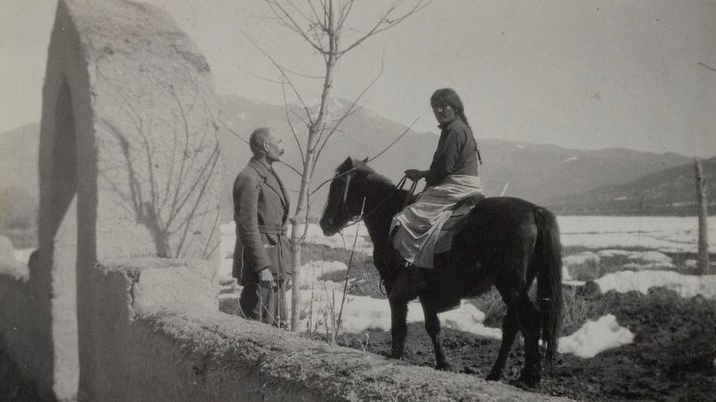 Akseli Gallen-Kallela ja hevosen selässä istuva Jerry 1924–1925