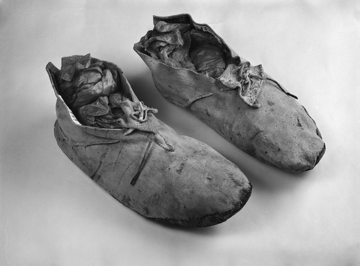 Mary Gallen-Kallelan saamat mokkasiinit Taosista. Suomen Kansallismuseo (VK 5431:39). Kuva: Pekka Järveläinen, Suomen Kansallismuseo.