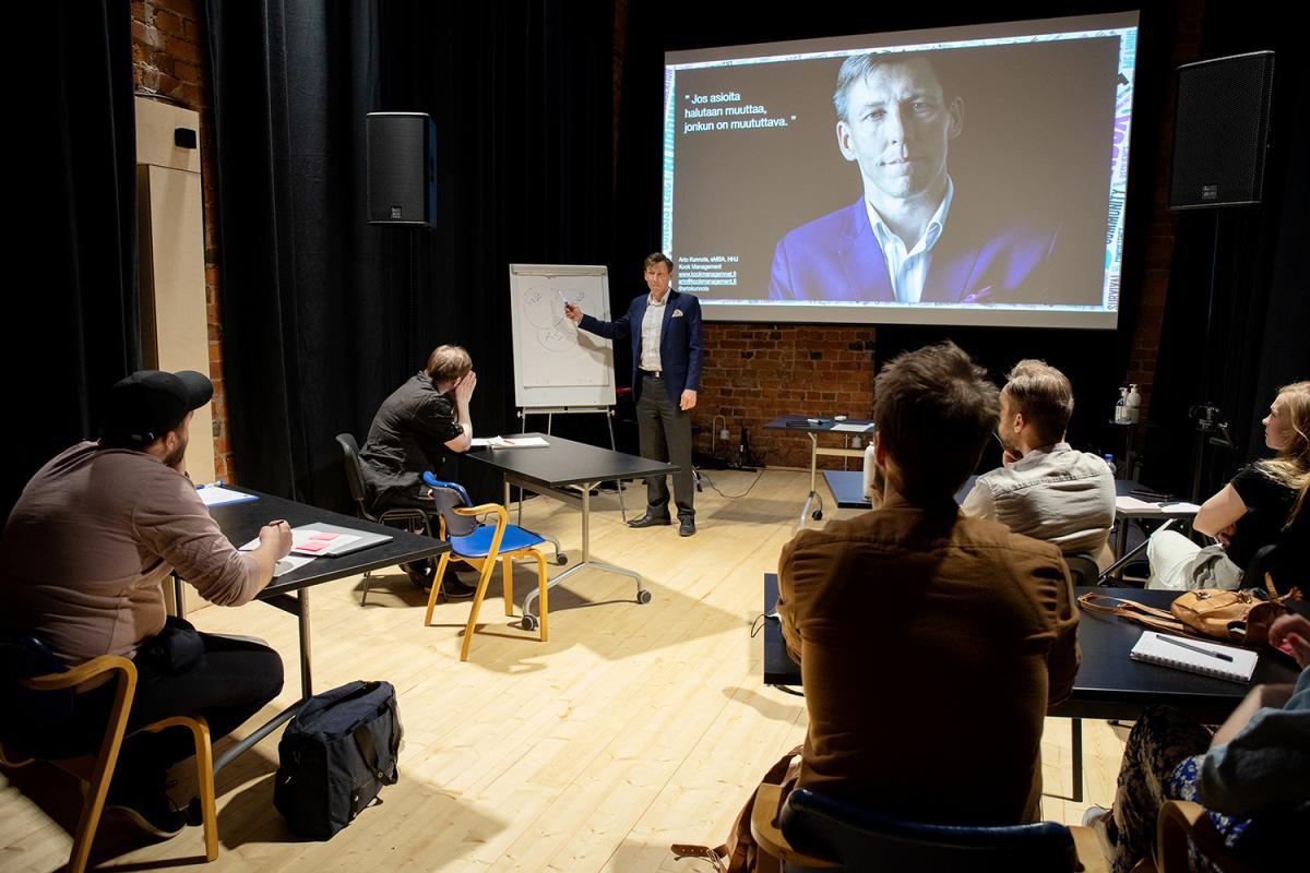 Taiteiljat luokka tilassa, jossa Arto Kunnola luennoi.