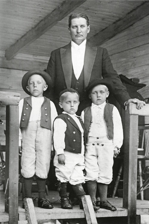 Tenori ja laulunopettaja David Björling koulutti pojistaan (vasemmalta: Olle, Jussi ja Gösta) lauluyhtyettä taaperoiästä alkaen. Yhtye teki pitkiä ja raskaita Yhdysvaltain-kiertueita isän johdolla. Kuva: Jussi Björling Society.