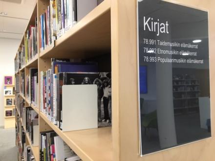 Päijät-Hämeen maakuntakirjaston elämänkertahylly täynnä kirjoja.