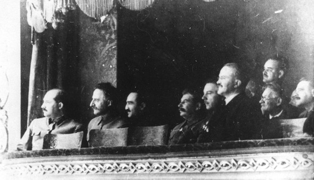 J.V. Stalin Bolsoi-teatterin loosissa. Lähde: Yandex kuvahaku.