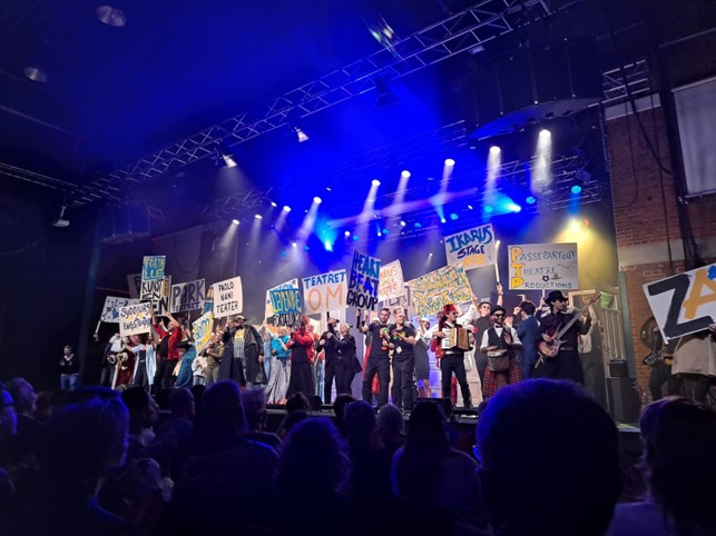 Esiintyjiä lavalla.