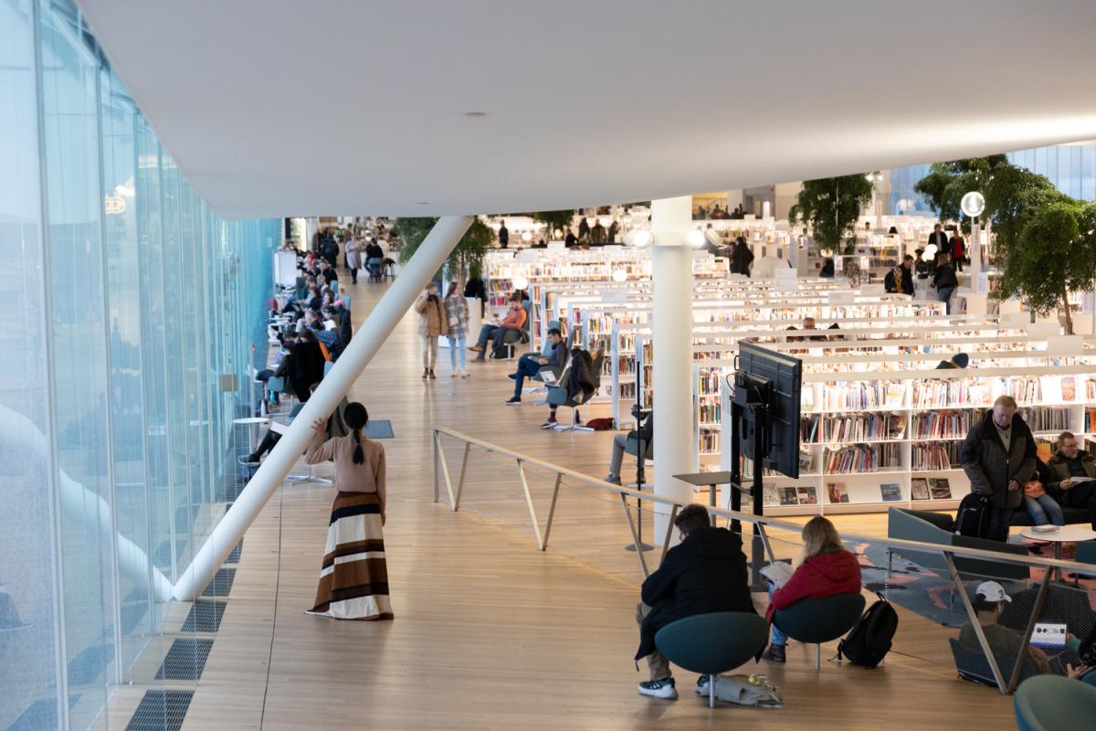 A performer holding a pillar in the public library