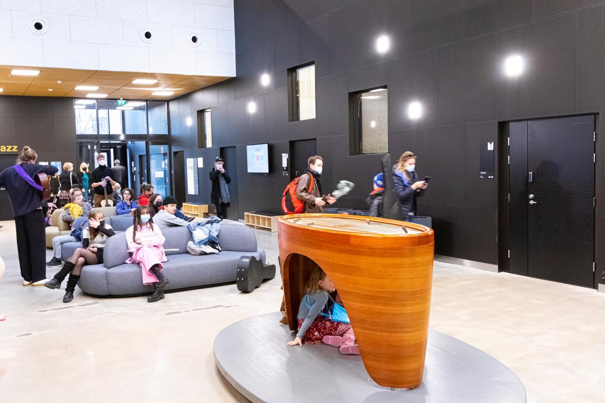 Nuoria musiikkioppilaita Soiva-talon aulassa alkuvuonna 2022.