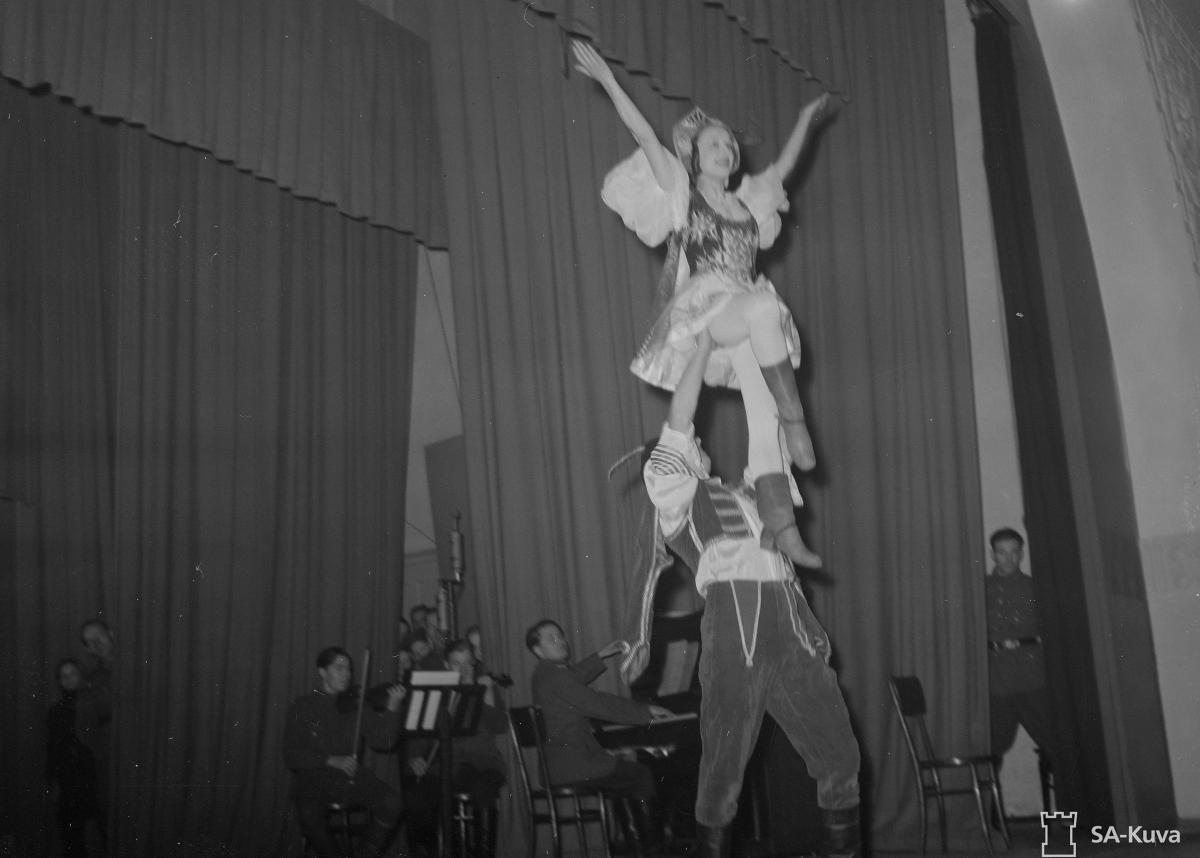 Lucia Nifontovan ja Alexander Saxelinin tanssiesitys Propaganda-aseveljien 10. asemiesillassa Helsingin Työväentalolla 27.1.1942. 