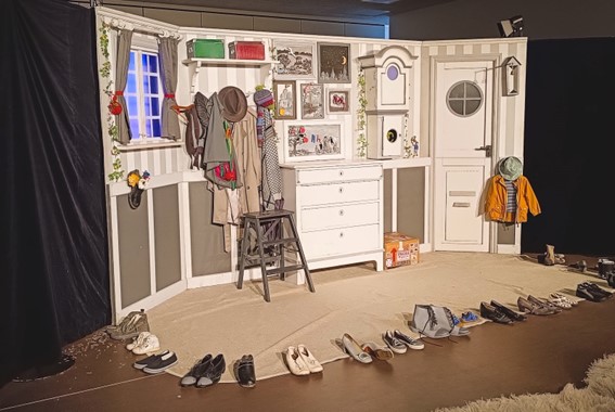 Lavasteita ja rekvisiittaa luokkahuoneessa.