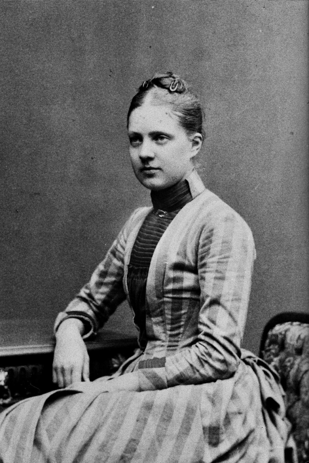 Kuvassa istuu pöytään nojaava Linda Sibelius.